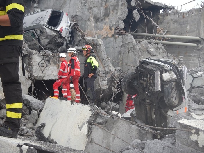 Ponte Morandi: scricchiola moncone est, paura sotto il colosso