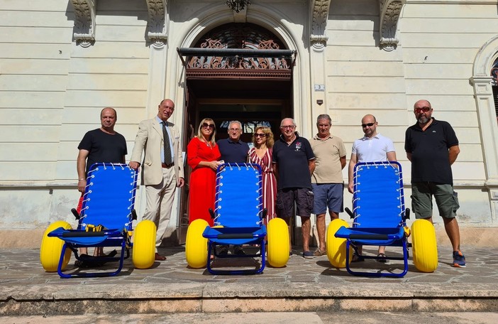 Alassio, consegnate le nuove sedie &quot;Jobs&quot; per la balneazione dei disabili sulle spiagge alassine