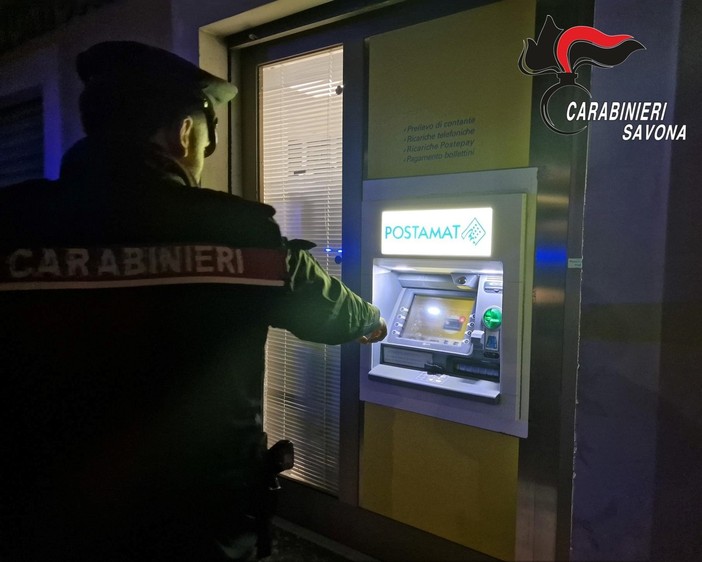 Bloccava gli sportelli ATM per rubare il denaro: 27enne identificato dai Carabinieri di Millesimo