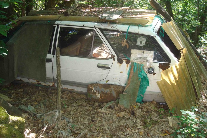 Cimitero d'auto scoperto a Savona nella Zona PAIP di Legino