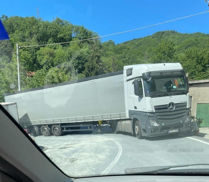 Camion incastrato a Stella Santa Giustina: disagi al traffico lungo la Ss 334 del Sassello (FOTO)