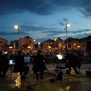 Andora, concerto all’alba sul molo Thor Heyerdahl con i musicisti del teatro Carlo Felice di Genova