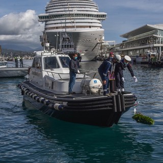 Commemorazione defunti, a Savona lanciata una corona d'alloro in mare in memoria di tutti i Caduti (FOTO e VIDEO)