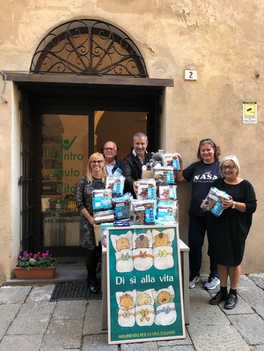 Albenga, 150 pacchi di pannolini consegnati dal Quartiere San Giovanni al Centro Aiuto Vita ingauno