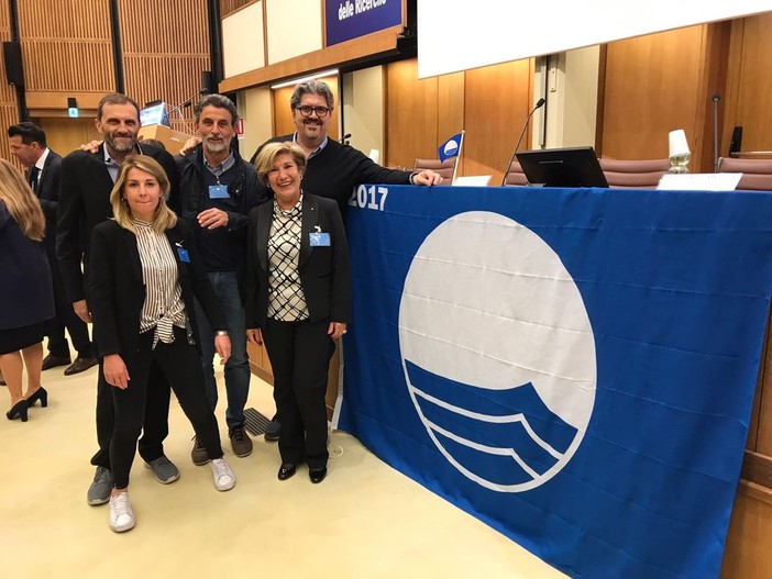 Loano: &quot;Bandiera Blu&quot; alle spiagge e alla marina di Loano