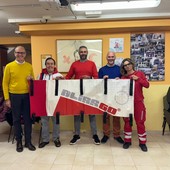 Varazze, la Confraternita di San Bartolomeo dona un telo per il trasporto dei pazienti alla Croce Rossa (FOTO)