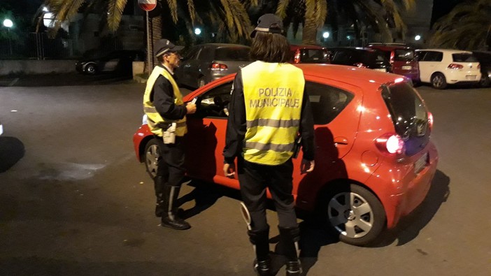 Maxi controllo della polizia municipale di Loano: elevate sanzioni per 7.200 euro