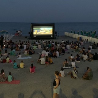 Loano, prosegue con &quot;La bella e la bestia&quot; il &quot;Cinema in spiaggia&quot; ai Bagni Lampara