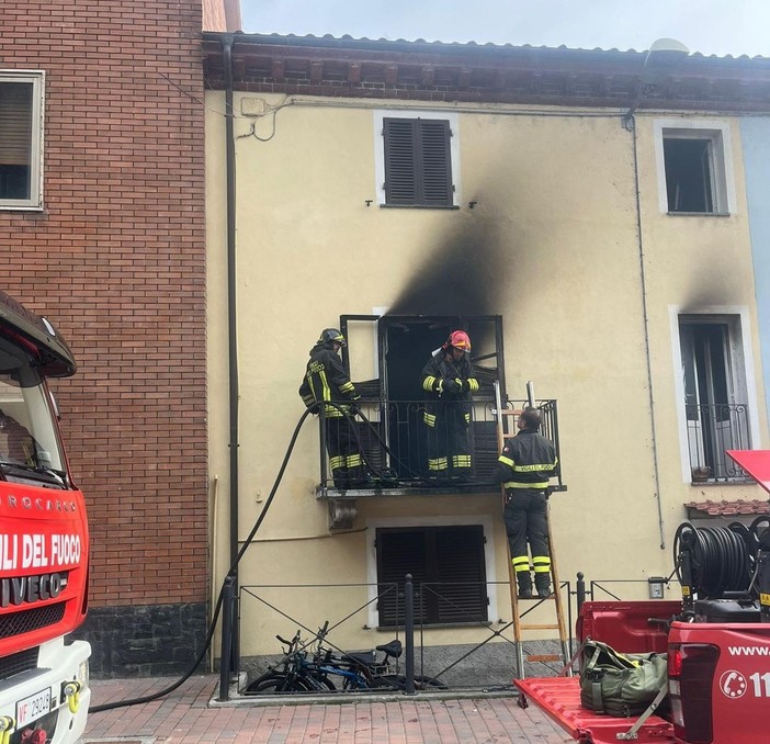 Cengio, incendio in un appartamento di via Val Bormida: Vigili del Fuoco in azione