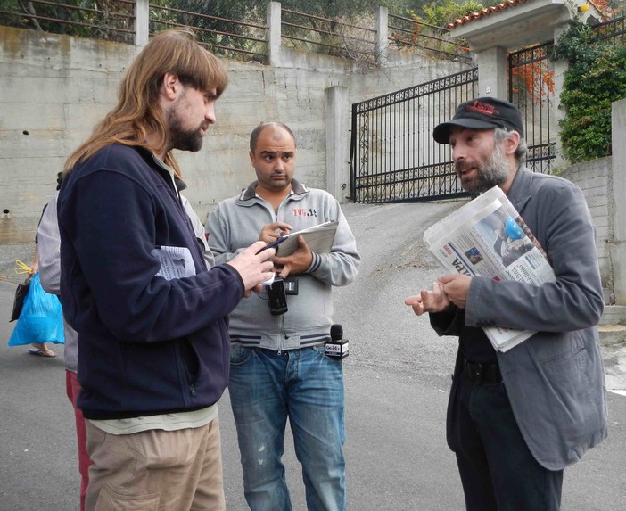 Conferenza Stampa della Casa della Legalità davanti a villa Gullace a Toirano. E qualche dettaglio gustoso... (agg. filmati)