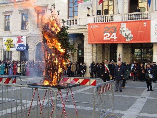 Savona, il Cunfögu non delude: le fiamme salgono alte in cielo per un buon 2024 (FOTO e VIDEO)