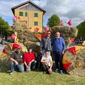 Giro d'Italia a Calizzano: i trattoristi locali realizzano una bici con le balle di fieno (FOTO)