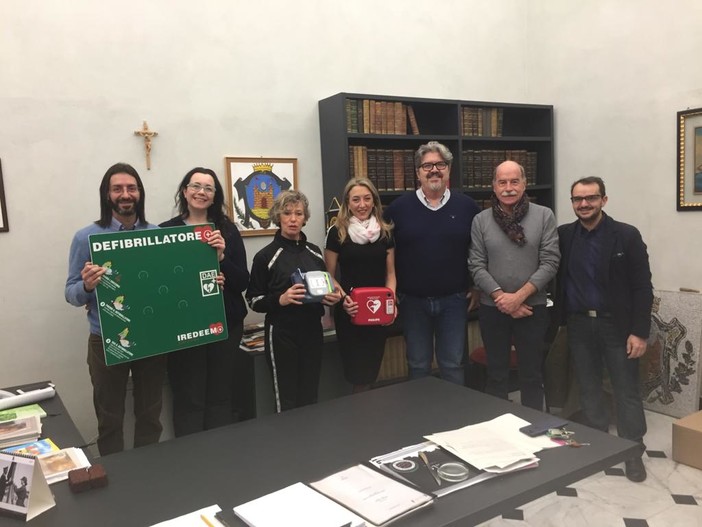 La Cardiologia e la Neuroradiologia del Santa Corona donano un defibrillatore automatico al comune di Loano