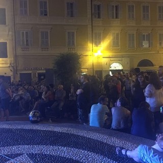 Zibba con la chitarra in piazza: 5 minuti in più (presunti) e qualcuno chiama i carabinieri