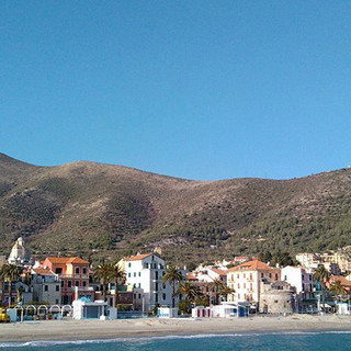 Bandiere a mezz'asta in segno di lutto sulle spiagge cerialesi