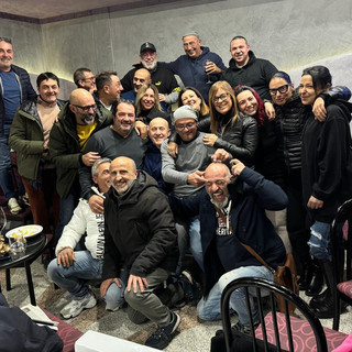 Dario Chiotti, al centro, con gli amici del “Caffè Vittoria”