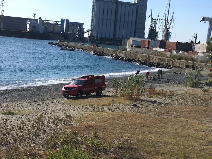 Savona, ritrovato il corpo senza vita di una donna sugli scogli (FOTO e VIDEO)