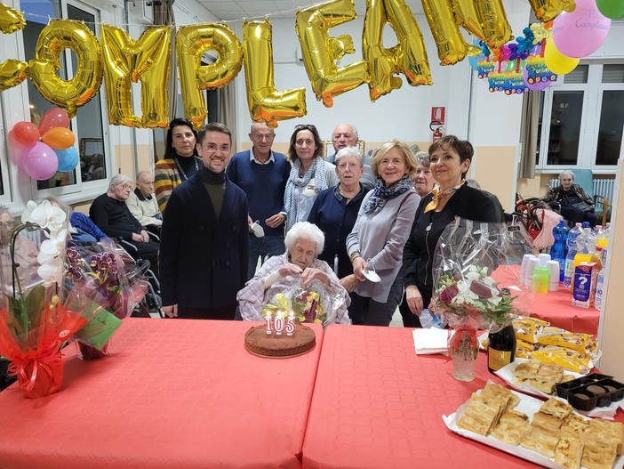 Spegne 104 candeline: festa al Ramella di Loano per Ester Prato