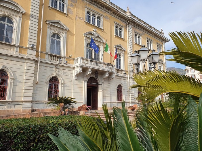 Alassio, approvata in Consiglio la programmazione di nuove scuole, parcheggi e ripascimento spiagge