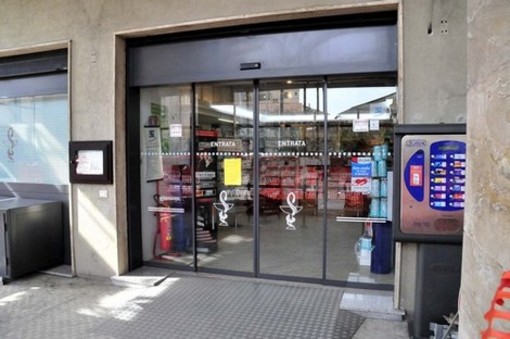 Ceriale: caccia aperta al rapinatore della farmacia Nan