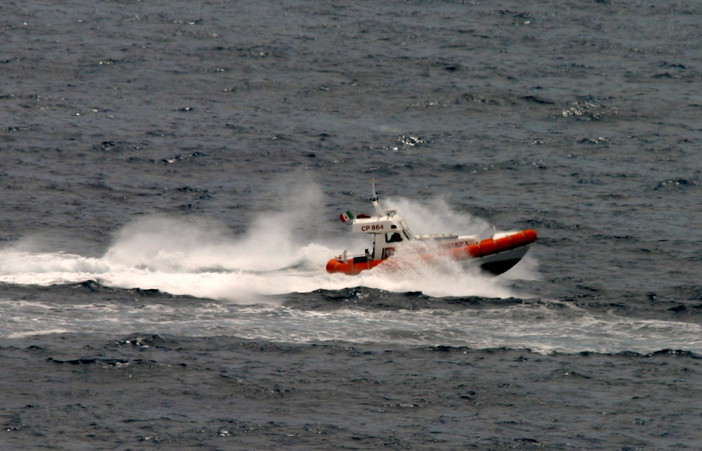 Nave alla deriva vicino all'Isola della Gallinara, intervento della Guardia Costiera