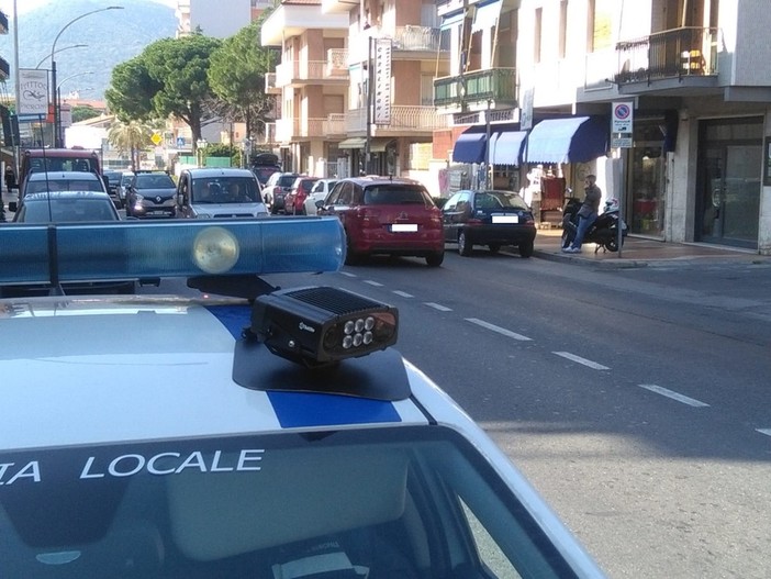 Le polizie locali di Loano e Albenga insieme per la sicurezza stradale: controllati 840 veicoli in un'ora