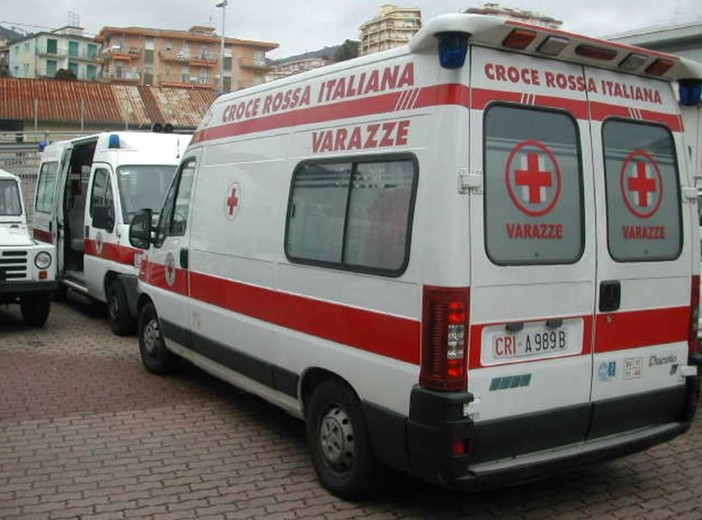 Auto ribaltata in via San Rocco a Varazze: illeso il conducente