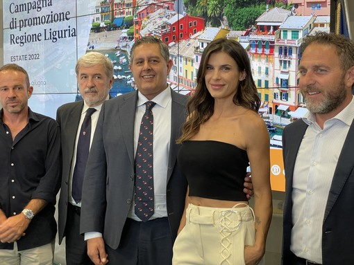 Elisabetta Canalis a Genova per promuovere la Liguria (Video)