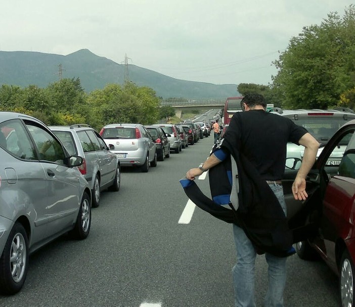 Autocisterna si ribalta sull'A10: autostrada chiusa