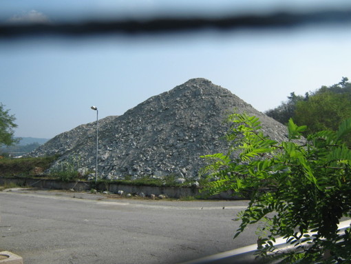 Colline di inerti nella discarica di Cima Montà. Foto dell'8 settembre 2012