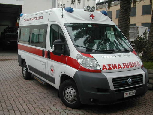 Scontro tra auto e pullman in località Madonna del Salto a Stella