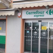 Celle, gli scaffali si svuotano: chiude il Carrefour Express di via Bernardo Arecco