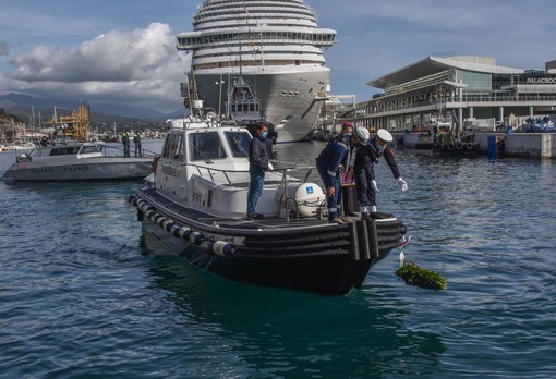 Commemorazione defunti, a Savona lanciata una corona d'alloro in mare in memoria di tutti i Caduti (FOTO e VIDEO)