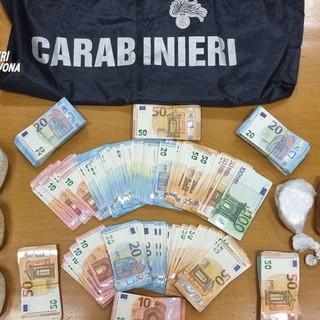 Smantellata centrale di spaccio nel centro di Savona: arrestato un cittadino straniero, i carabinieri sequestrano cocaina e 22 mila euro