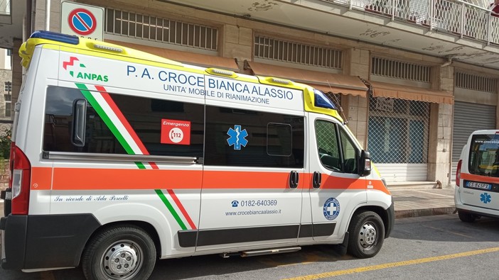 Alassio, incidente tra moto e auto in viale Hanbury: un ferito in codice giallo al Santa Corona