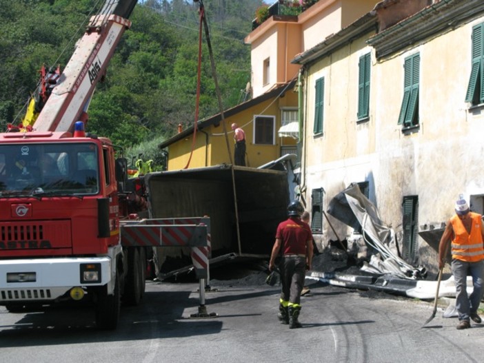 Le opeazioni dei VVFF per il precedente ribaltamento del camion di carbone