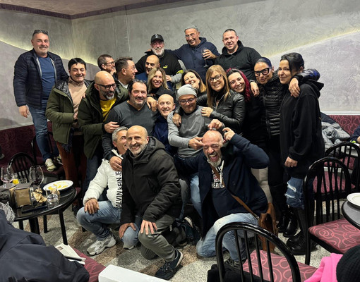 Dario Chiotti, al centro, con gli amici del “Caffè Vittoria”