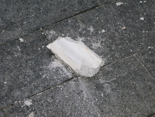 Savona: dalle case di Arte piovono pezzi di cornicione (le foto), e gli imprenditori del cemento piangono miseria