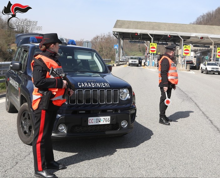 Ruba due birre da un bar, forza una cantina e urina in caserma: senegalese arrestato ad Altare