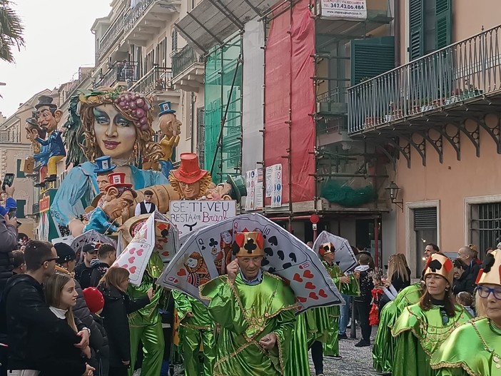 CarnevaLöa 2024: il 25 febbraio la seconda sfilata di carri allegorici