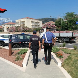 Borgio Verezzi, rubano borselli e portafogli in spiaggia: un arresto e due denunce