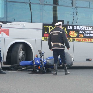 Savona, incidente tra moto e bus alla rotonda tra Corso Tardy &amp; Benech e via Pirandello