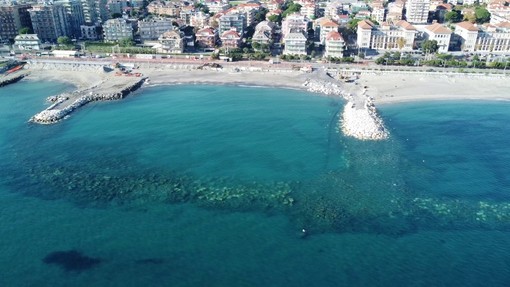 Loano, ultimati i lavori della diga soffolta a protezione del litorale di ponente: le spiagge si sono già &quot;allungate&quot; di 6 metri