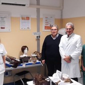 Savona, donate 10 parrucche alla Breast Unit dell'Asl2 per le pazienti colpite da tumore al seno