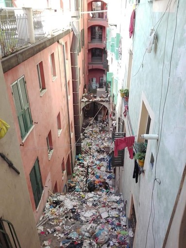 Centro Storico: una discarica in Via Prè