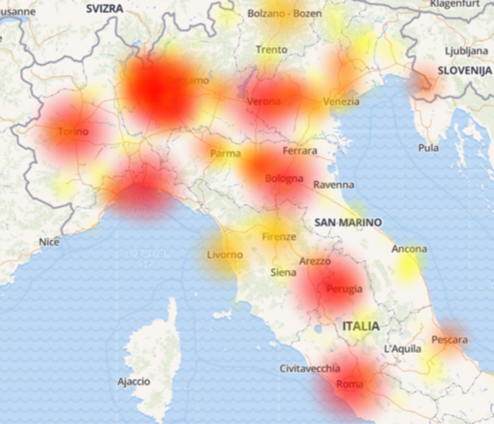 Gli screenshot, tratti dal sito downdetector.it, mostrano in tempo reale le aree in cui si stanno verificando disserviz