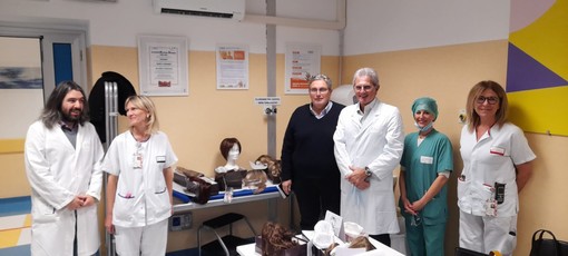 Savona, donate 10 parrucche alla Breast Unit dell'Asl2 per le pazienti colpite da tumore al seno