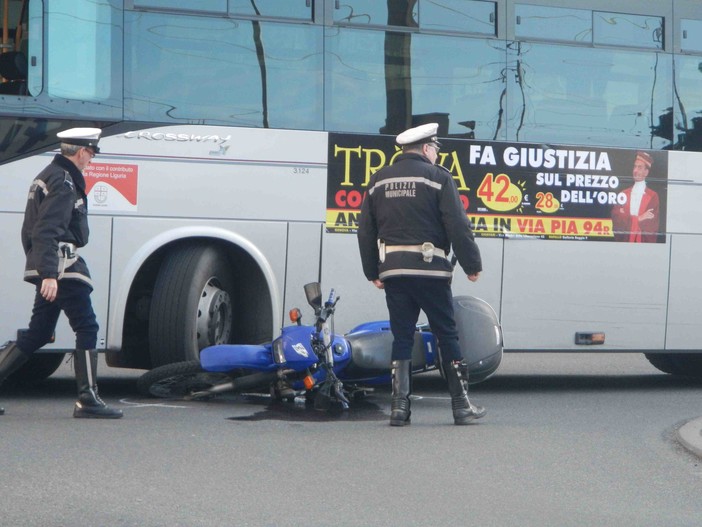 Savona, incidente tra moto e bus alla rotonda tra Corso Tardy &amp; Benech e via Pirandello