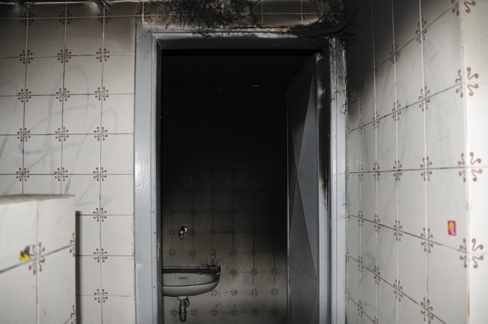 Vandali in Parco San Rocco: bruciati i servizi igienici da poco rimessi a nuovo