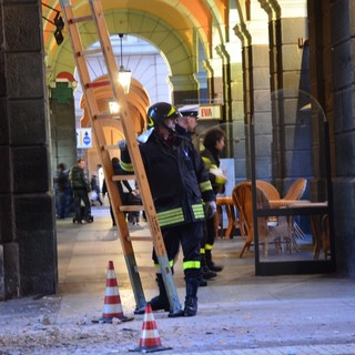 Piovono calcinacci anche in Piazza Mameli (le foto)